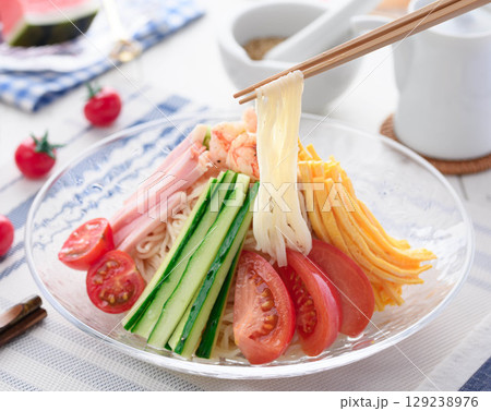 夏に食べたい涼しげな冷やし中華の盛り付けシーン・さっぱりランチ・食卓イメージ 夏に食べたい涼しげな冷やし中華の盛り付けシーン・さっぱりランチ・食卓イメージ 129238976