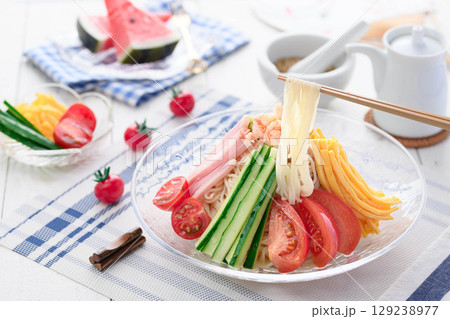 夏に食べたい涼しげな冷やし中華の盛り付けシーン・さっぱりランチ・食卓イメージ 129238977