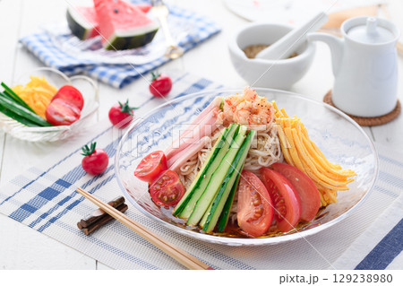 夏に食べたい涼しげな冷やし中華の盛り付けシーン・さっぱりランチ・食卓イメージ 夏に食べたい涼しげな冷やし中華の盛り付けシーン・さっぱりランチ・食卓イメージ 129238980