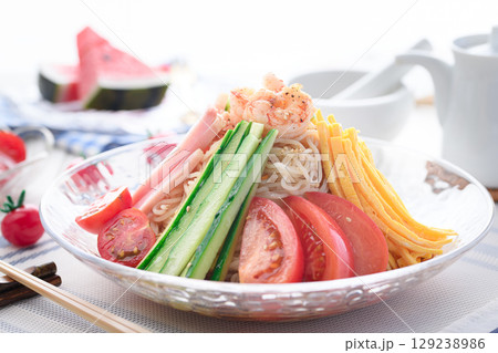 夏に食べたい涼しげな冷やし中華の盛り付けシーン・さっぱりランチ・食卓イメージ 129238986