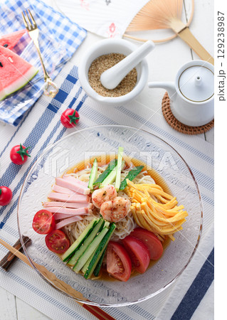 夏に食べたい涼しげな冷やし中華の盛り付けシーン・さっぱりランチ・食卓イメージ 129238987