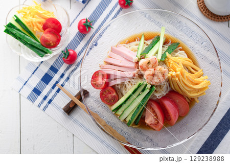 夏に食べたい涼しげな冷やし中華の盛り付けシーン・さっぱりランチ・食卓イメージ 夏に食べたい涼しげな冷やし中華の盛り付けシーン・さっぱりランチ・食卓イメージ 129238988