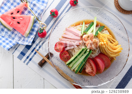 夏に食べたい涼しげな冷やし中華の盛り付けシーン・さっぱりランチ・食卓イメージ 129238989