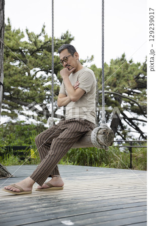 ブランコで遊ぶ夫婦 129239017