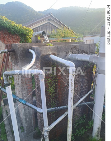 山水を家に送る古水式水道 129239034