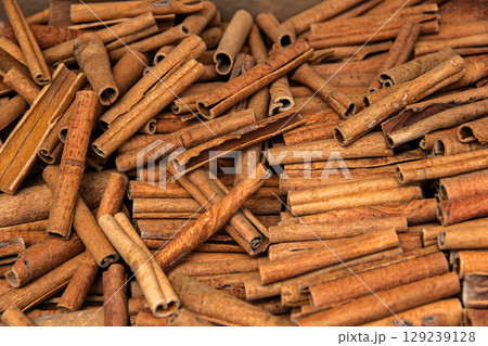 Aromatic cinnamon sticks, closeup 129239128