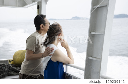 海を眺めるカップル 129239141