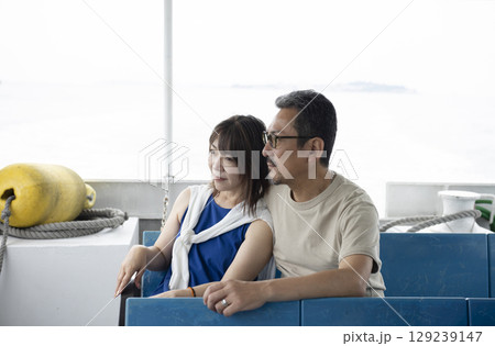 海を眺めるカップル 海を眺めるカップル 129239147