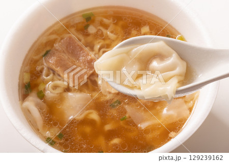 カップラーメン　喜多方ラーメン　ワンタンメン 129239162