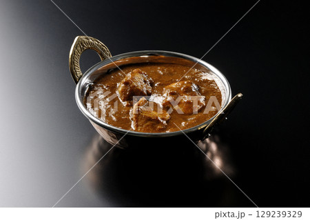 チキンマサラカレーを黒背景で撮影 129239329