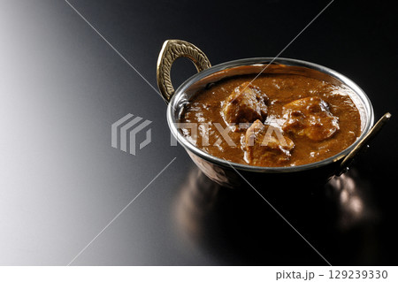 チキンマサラカレーを黒背景で撮影 129239330