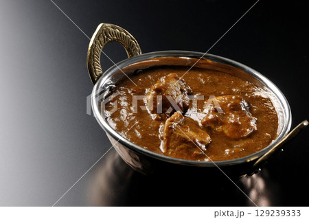 チキンマサラカレーを黒背景で撮影 129239333