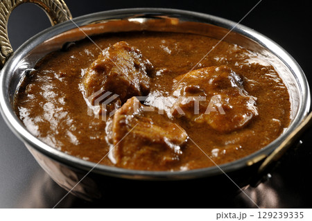チキンマサラカレーを黒背景で撮影 チキンマサラカレーを黒背景で撮影 129239335