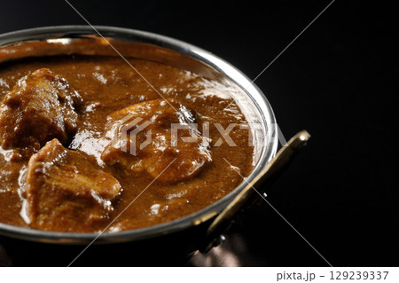 チキンマサラカレーを黒背景で撮影 129239337