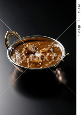 チキンマサラカレーを黒背景で撮影 129239338