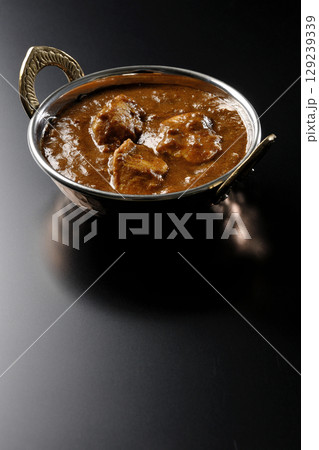 チキンマサラカレーを黒背景で撮影 129239339