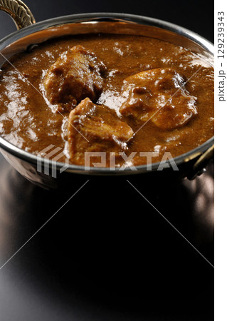 チキンマサラカレーを黒背景で撮影 チキンマサラカレーを黒背景で撮影 129239343