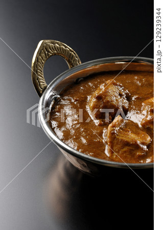 チキンマサラカレーを黒背景で撮影 129239344