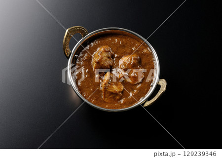 チキンマサラカレーを黒背景で撮影 129239346