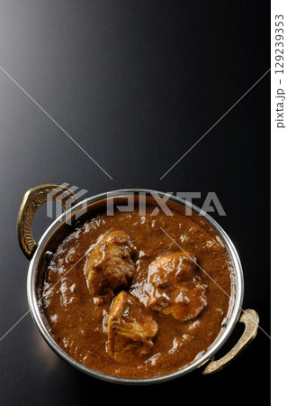 チキンマサラカレーを黒背景で撮影 チキンマサラカレーを黒背景で撮影 129239353
