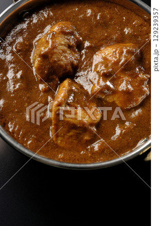 チキンマサラカレーを黒背景で撮影 129239357
