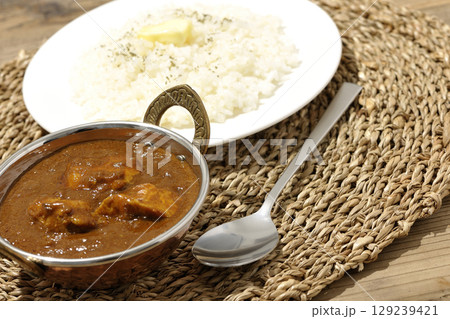 チキンマサラカレーとバターライス 129239421