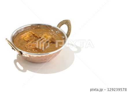 チキンマサラカレーを白背景で撮影 129239578