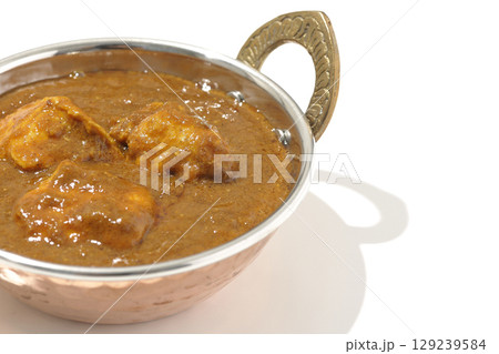 チキンマサラカレーを白背景で撮影 129239584