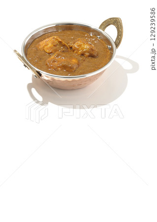 チキンマサラカレーを白背景で撮影 129239586