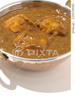 チキンマサラカレーを白背景で撮影 129239593