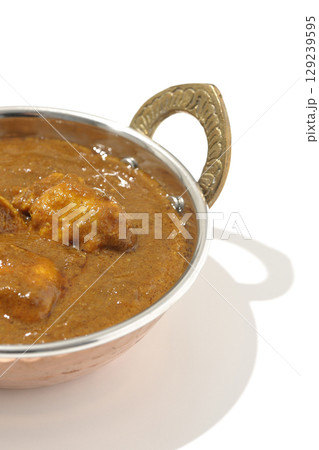 チキンマサラカレーを白背景で撮影 129239595