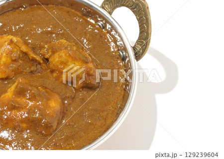 チキンマサラカレーを白背景で撮影 129239604