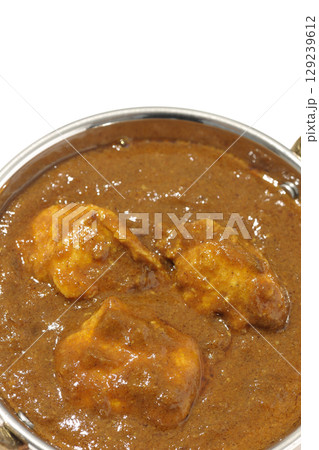 チキンマサラカレーを白背景で撮影 129239612