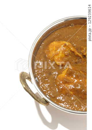 チキンマサラカレーを白背景で撮影 129239614