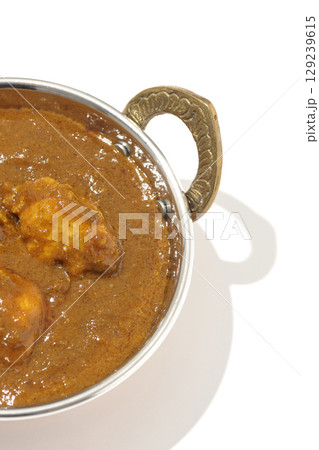 チキンマサラカレーを白背景で撮影 129239615