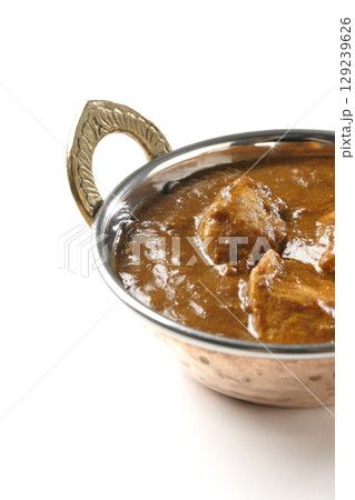 チキンマサラカレーを白背景で撮影 129239626