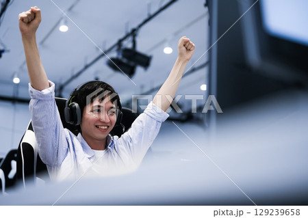 　ゲーミングPCでゲームを楽しむ男子学生 129239658