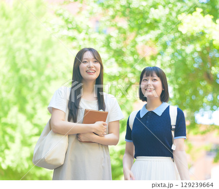 寄り添い微笑む女子大学生2人 寄り添い微笑む女子大学生2人 129239664
