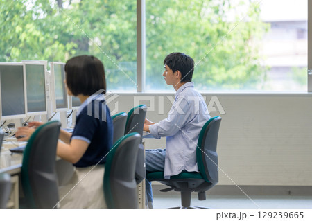 ICTルームでPC操作に集中する女子学生 ICTルームでPC操作に集中する女子学生 129239665