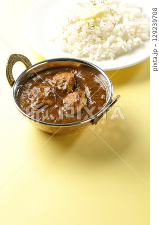 チキンマサラカレーとバターライス 129239708