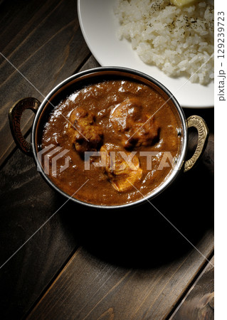 チキンマサラカレーとバターライス 129239723