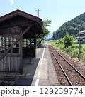 若桜鉄道・安部駅の木造駅舎と山並み 129239774