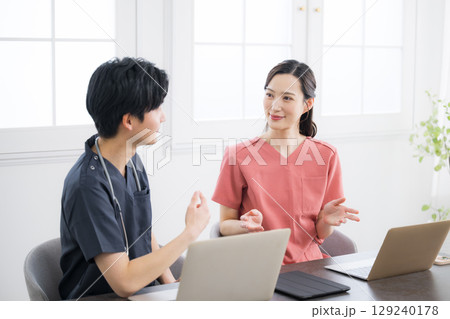 ドクターが話す様子 クリニックなど病院のミーティング風景 ドクターが話す様子 クリニックなど病院のミーティング風景 129240178