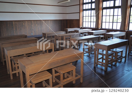 古い日本の学校の教室 古い日本の学校の教室 129240230