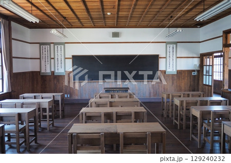 古い日本の学校の教室 129240232