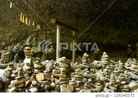 祈りが積み重なる天岩戸神社の石の塔 129240372