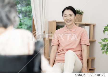 レクリエーションをする介護士 129240377