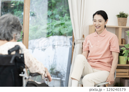 レクリエーションをする介護士 129240379