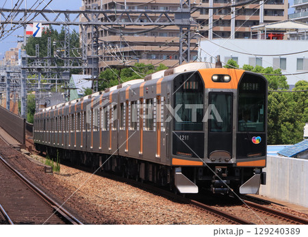 大物駅付近を走る阪神1000系電車 大物駅付近を走る阪神1000系電車 129240389