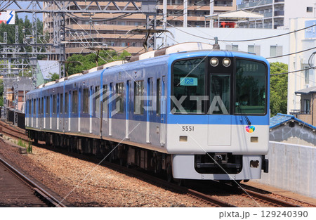 大物駅付近を走る5550系普通 大物駅付近を走る5550系普通 129240390